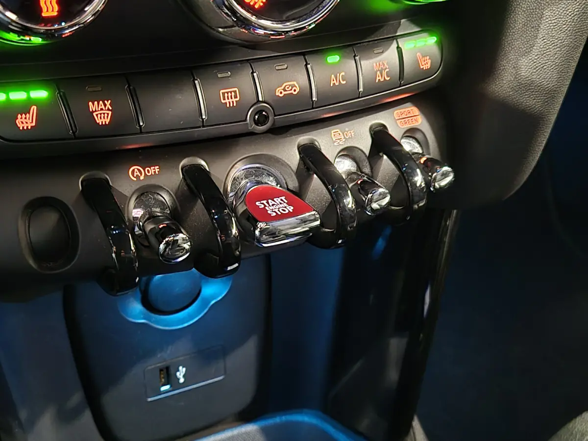 1.5 One Salt Volleder | Navigatie | CarPlay  | Leder | Stoelverwarming | LED