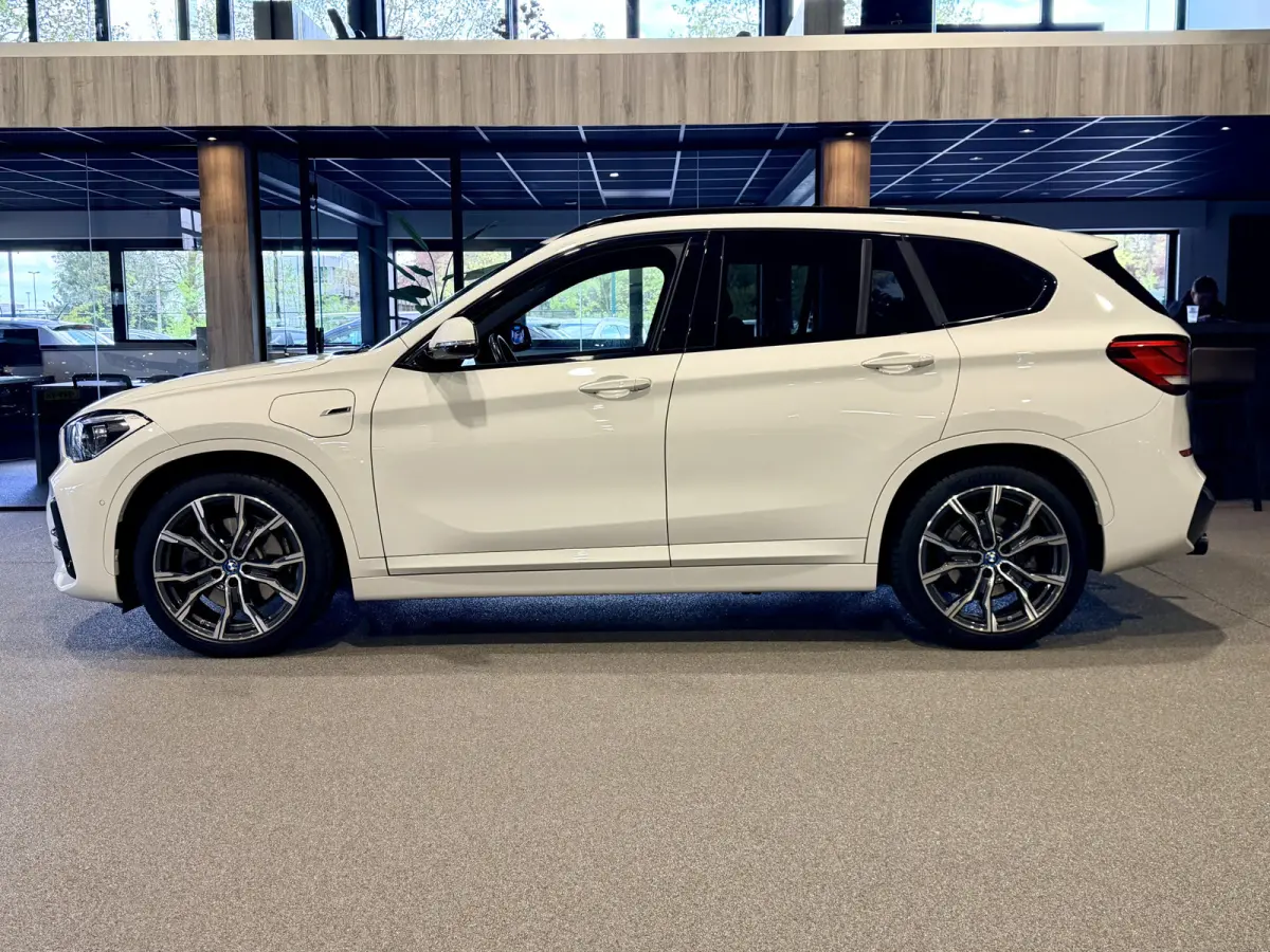 xDrive25e Executive M-Sport | 19” | Camera | Trekhaak | Stoelverwarming | 4x4