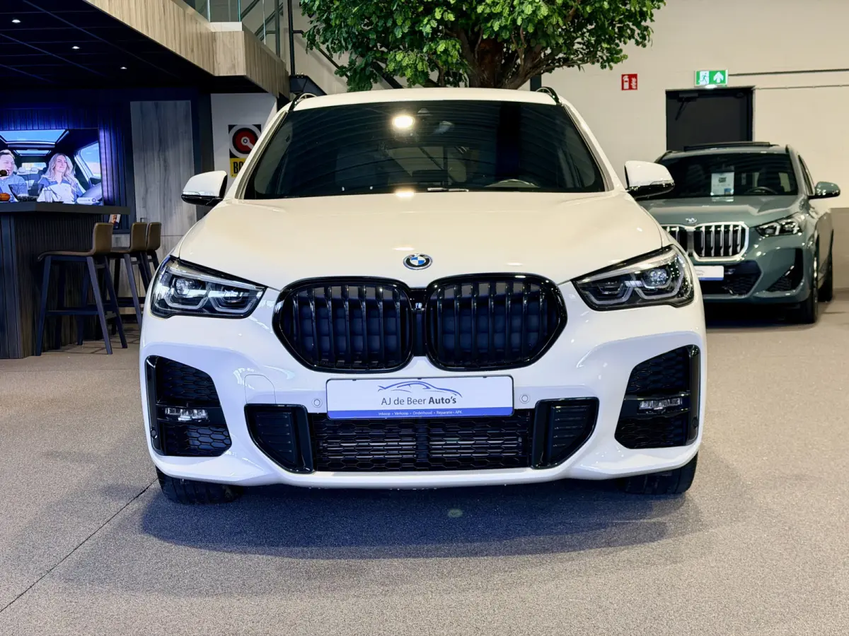 xDrive25e Executive M-Sport | 19” | Camera | Trekhaak | Stoelverwarming | 4x4