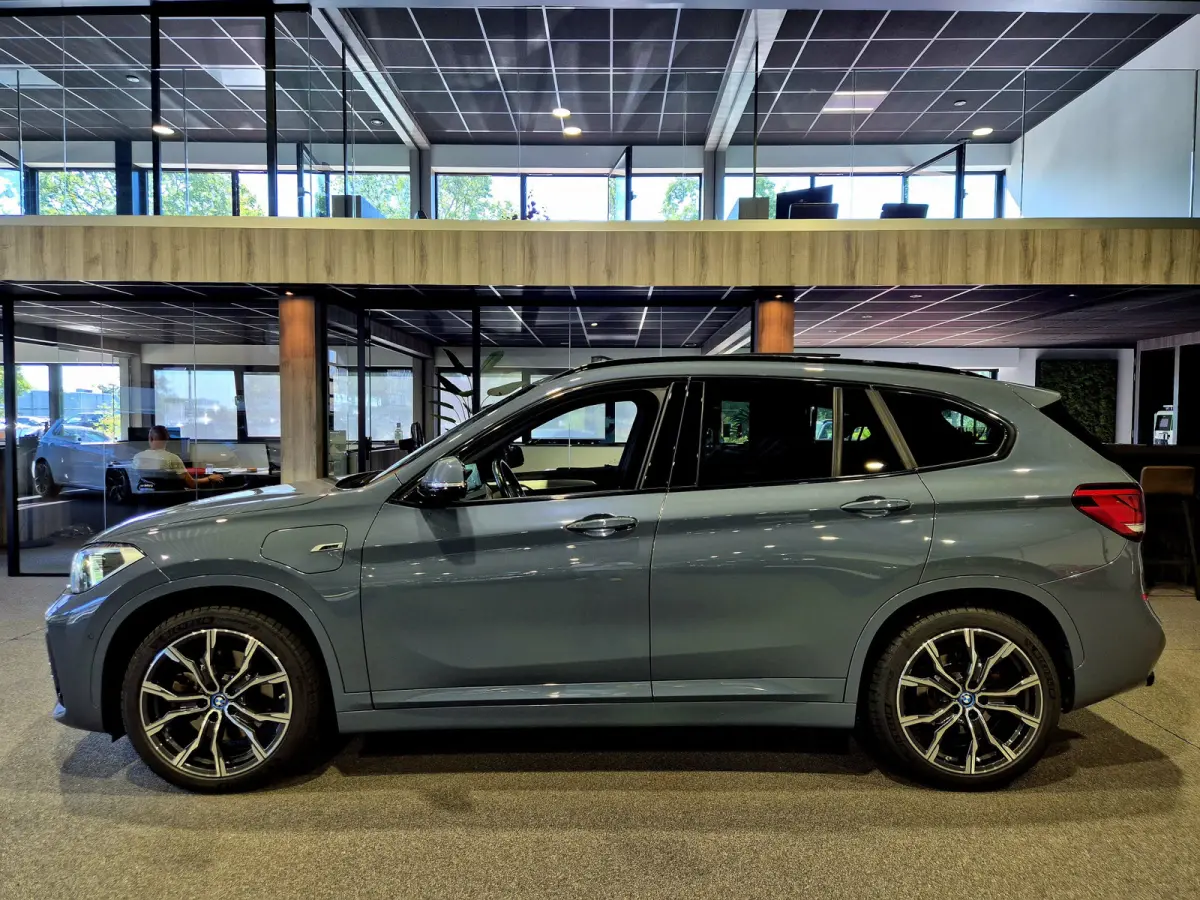 xDrive25e High Executive M-Sport | Panorama | 19” | Trekhaak | Camera | HUD | Stormbay metallic