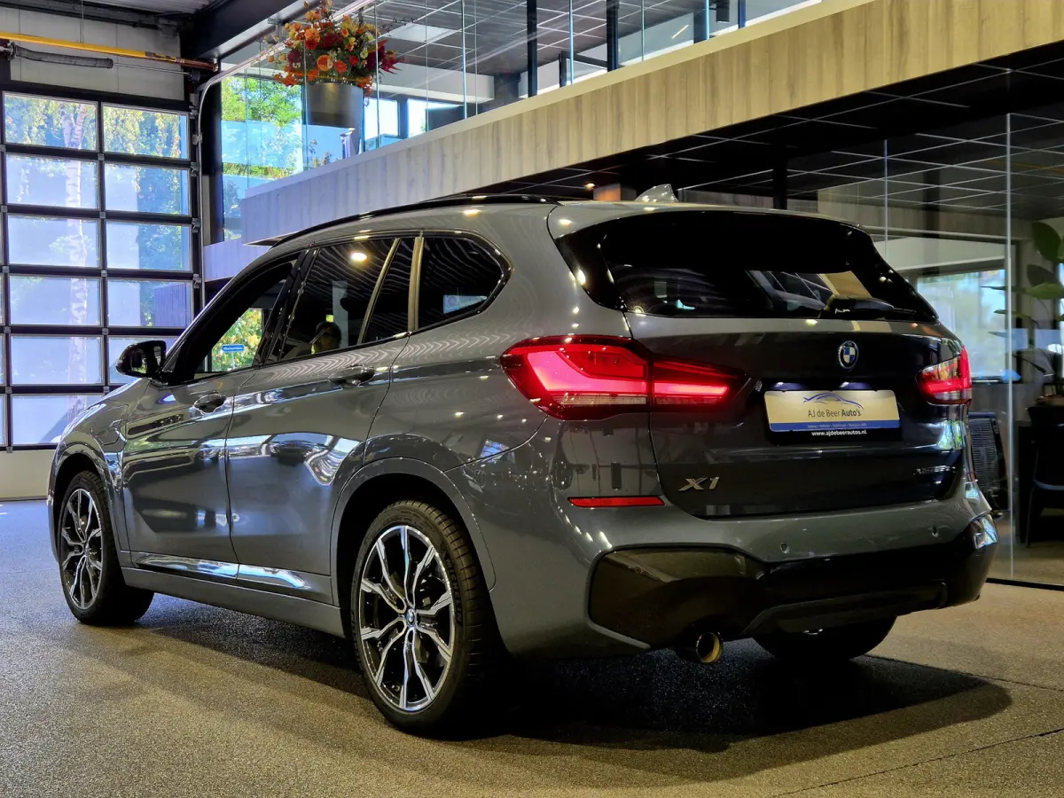 xDrive25e High Executive M-Sport | Panorama | 19” | Trekhaak | Camera | HUD | Stormbay metallic