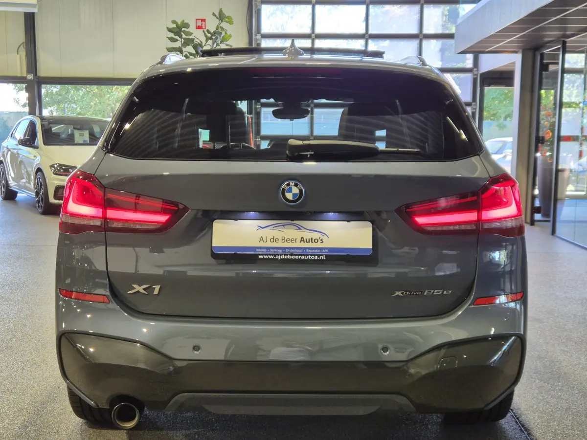 xDrive25e High Executive M-Sport | Panorama | 19” | Trekhaak | Camera | HUD | Stormbay metallic