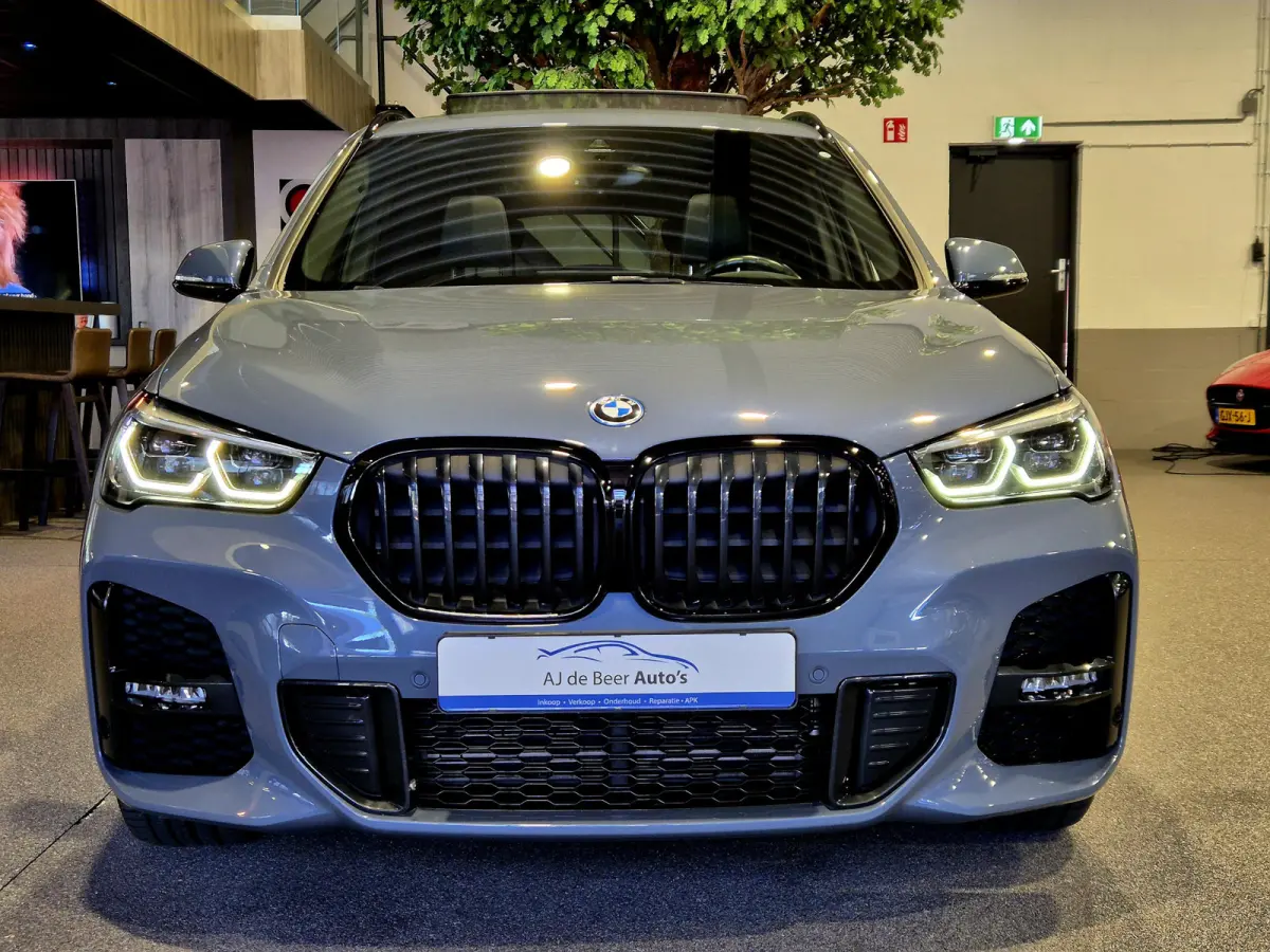 xDrive25e High Executive M-Sport | Panorama | 19” | Trekhaak | Camera | HUD | Stormbay metallic