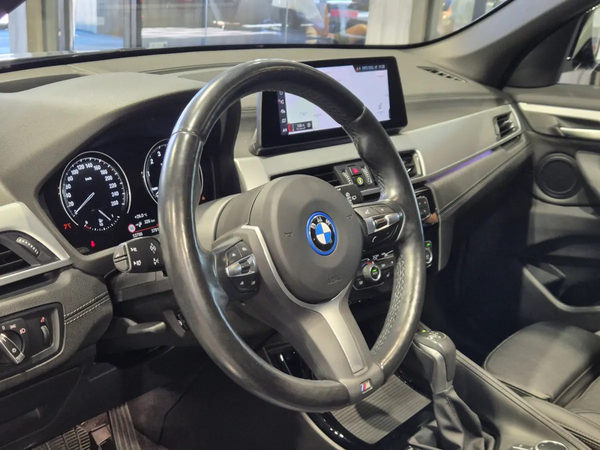 xDrive25e High Executive M-Sport | Panorama | 19” | Trekhaak | Camera | HUD | Stormbay metallic