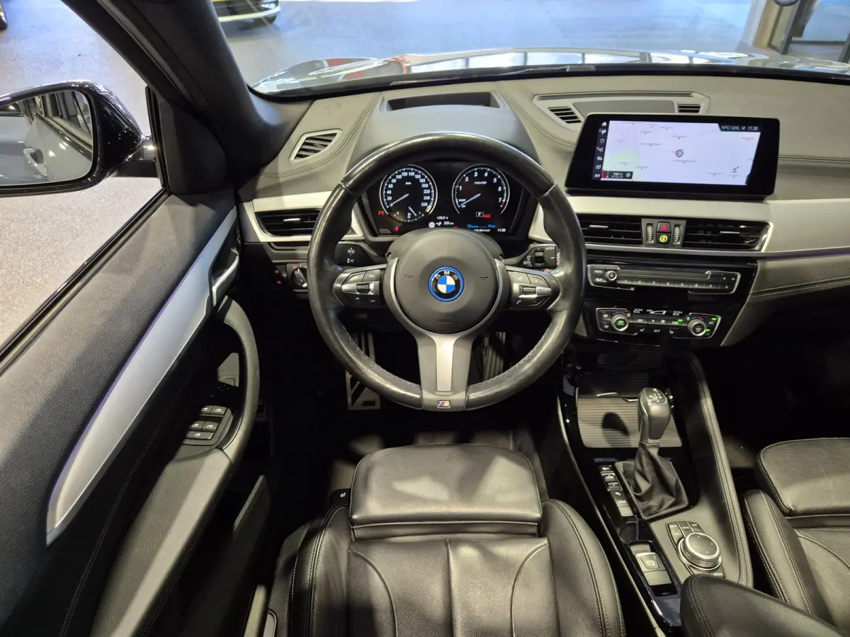 xDrive25e High Executive M-Sport | Panorama | 19” | Trekhaak | Camera | HUD | Stormbay metallic