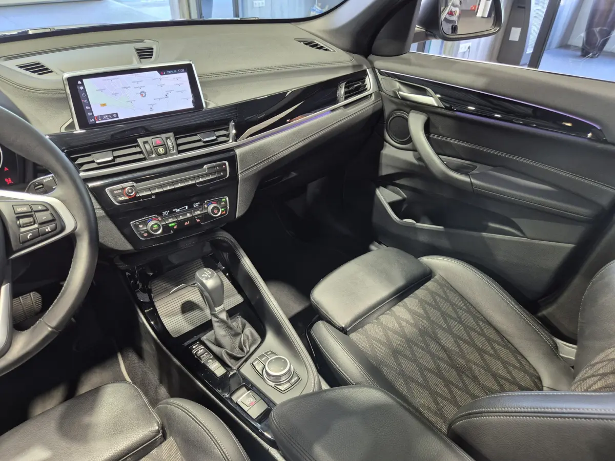 xDrive25e High Executive X-Line | Panorama | Trekhaak | Camera