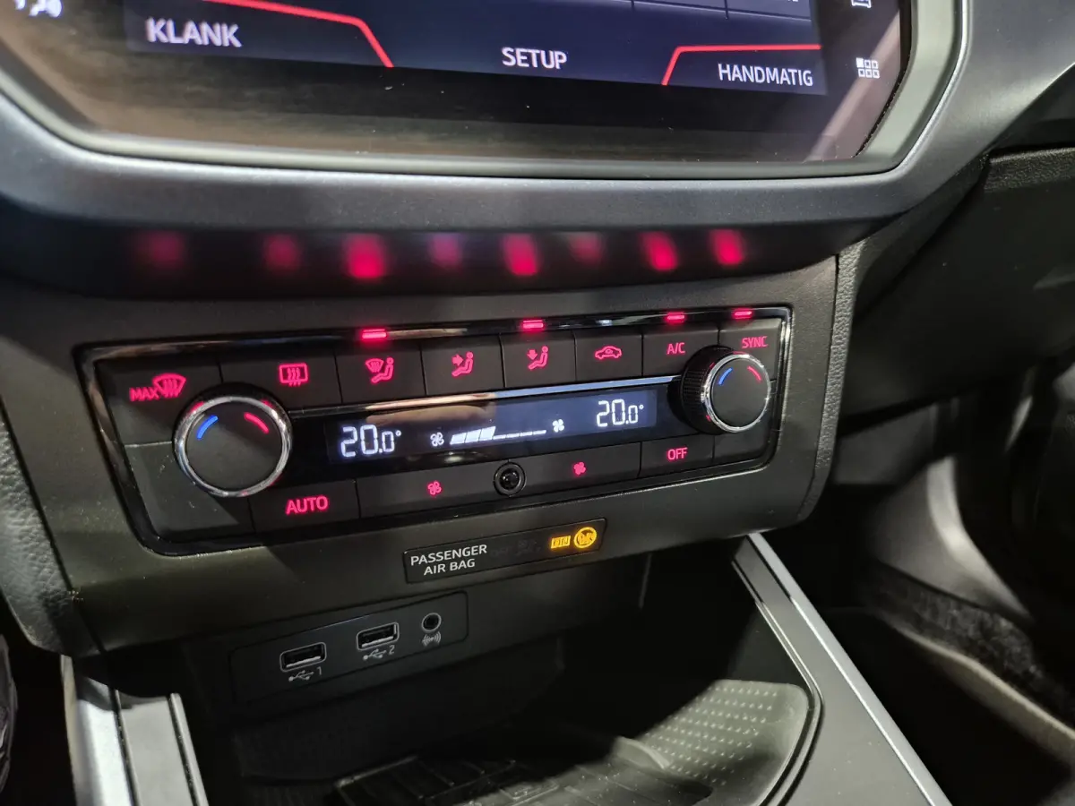 1.0 TSI Style Business Intense Two-tone | Trekhaak | Navigatie | Digitaal dashboard | Carplay-Android
