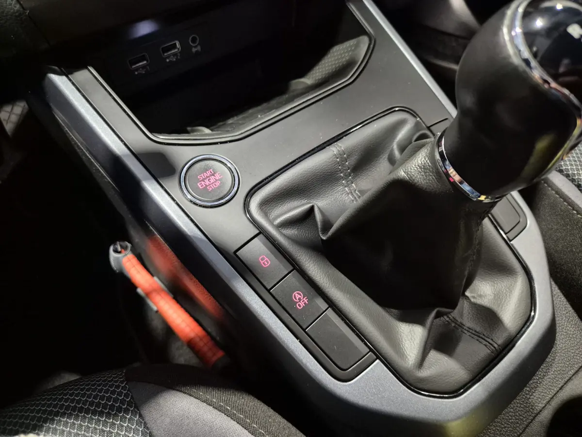 1.0 TSI Style Business Intense Two-tone | Trekhaak | Navigatie | Digitaal dashboard | Carplay-Android