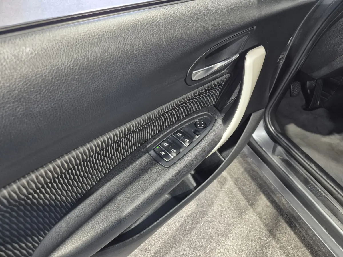 116i Executive Navigatie | Verw. stoelen| Sensoren | Trekhaak | Nette auto