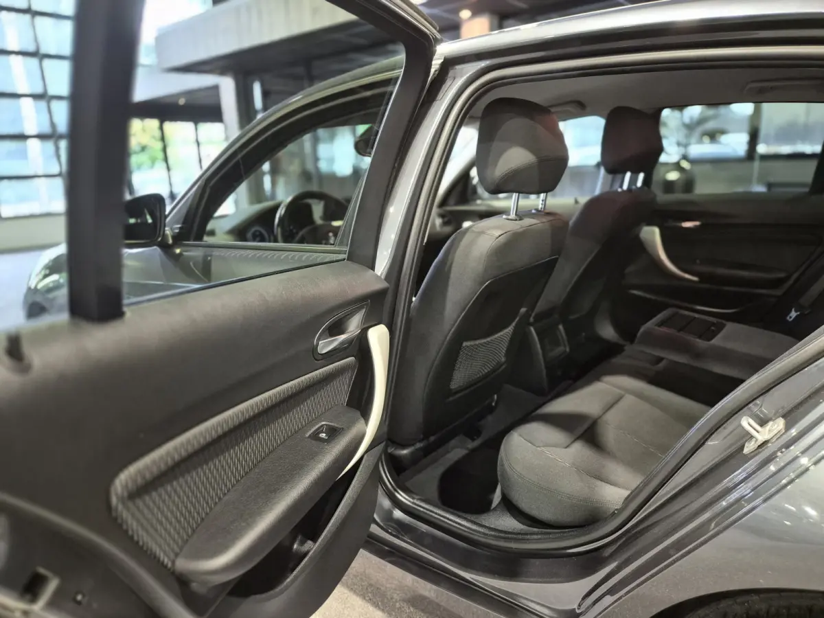 116i Executive Navigatie | Verw. stoelen| Sensoren | Trekhaak | Nette auto