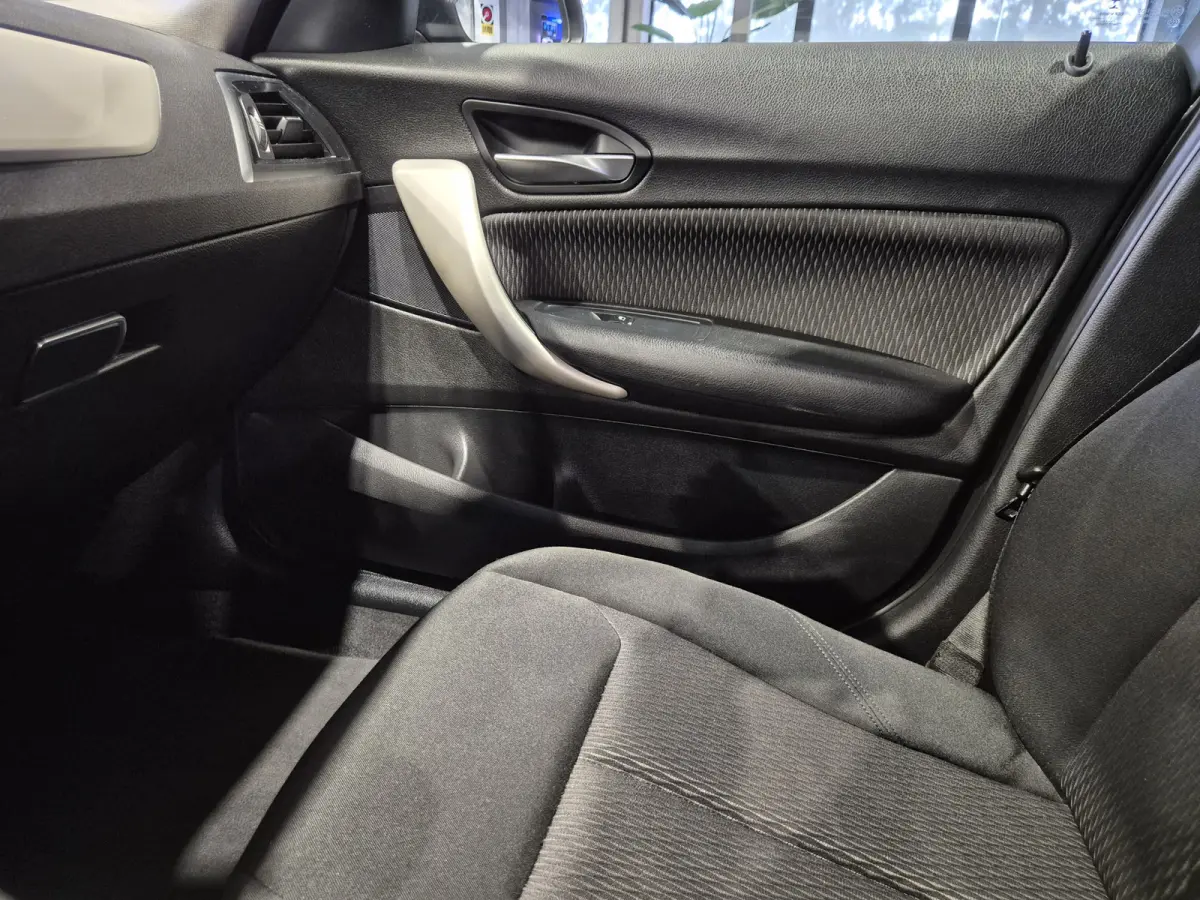 116i Executive Navigatie | Verw. stoelen| Sensoren | Trekhaak | Nette auto