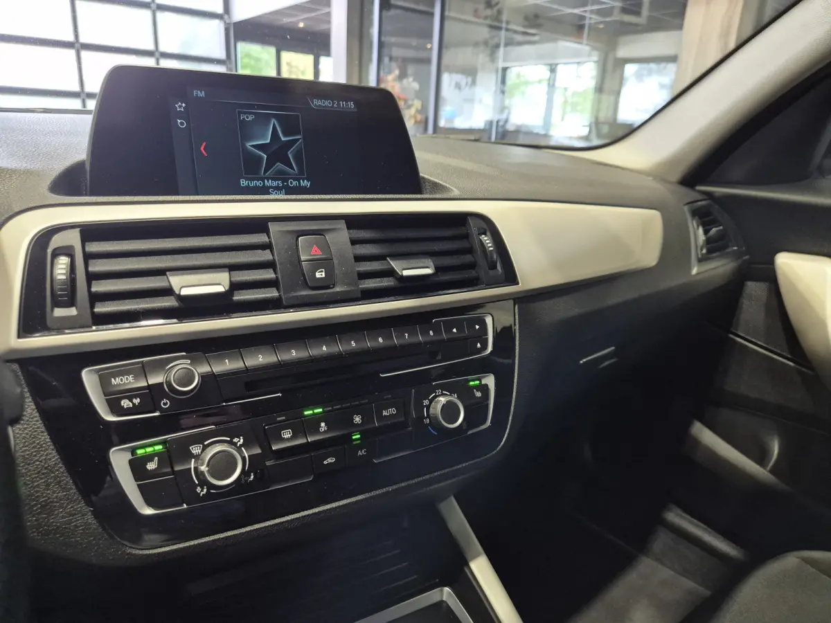116i Executive Navigatie | Verw. stoelen| Sensoren | Trekhaak | Nette auto