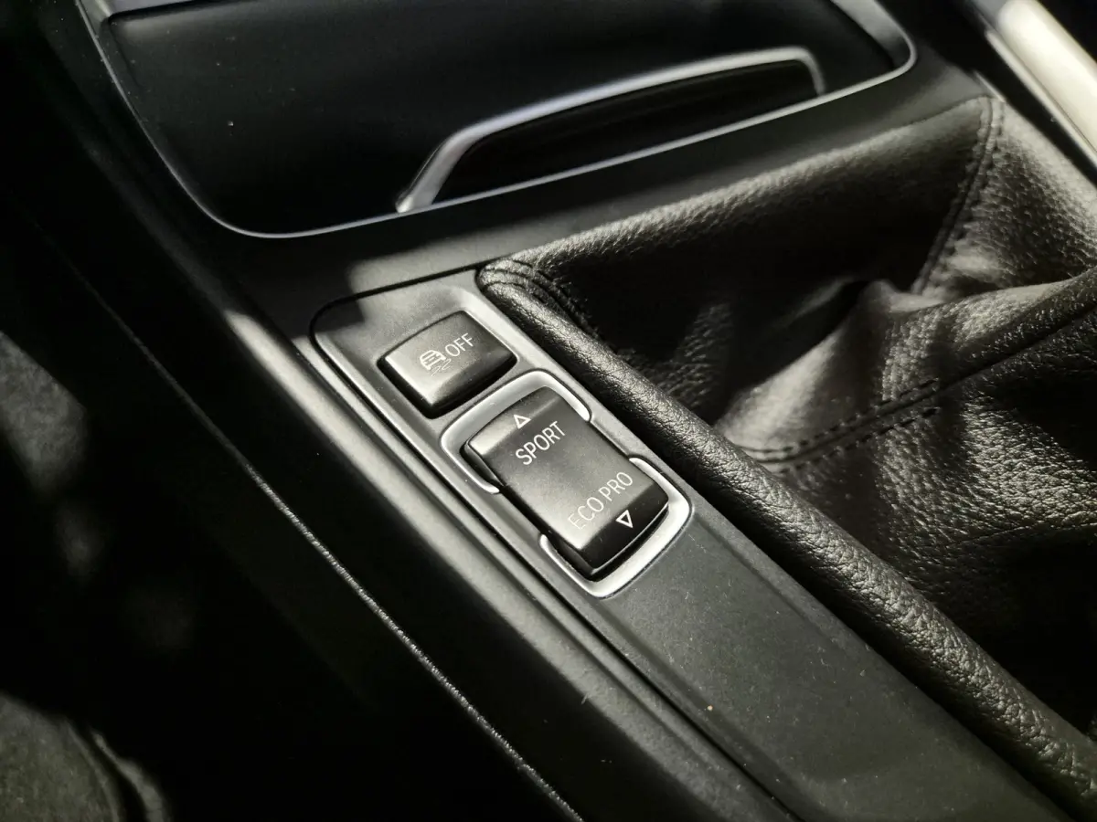 116i Executive Navigatie | Verw. stoelen| Sensoren | Trekhaak | Nette auto