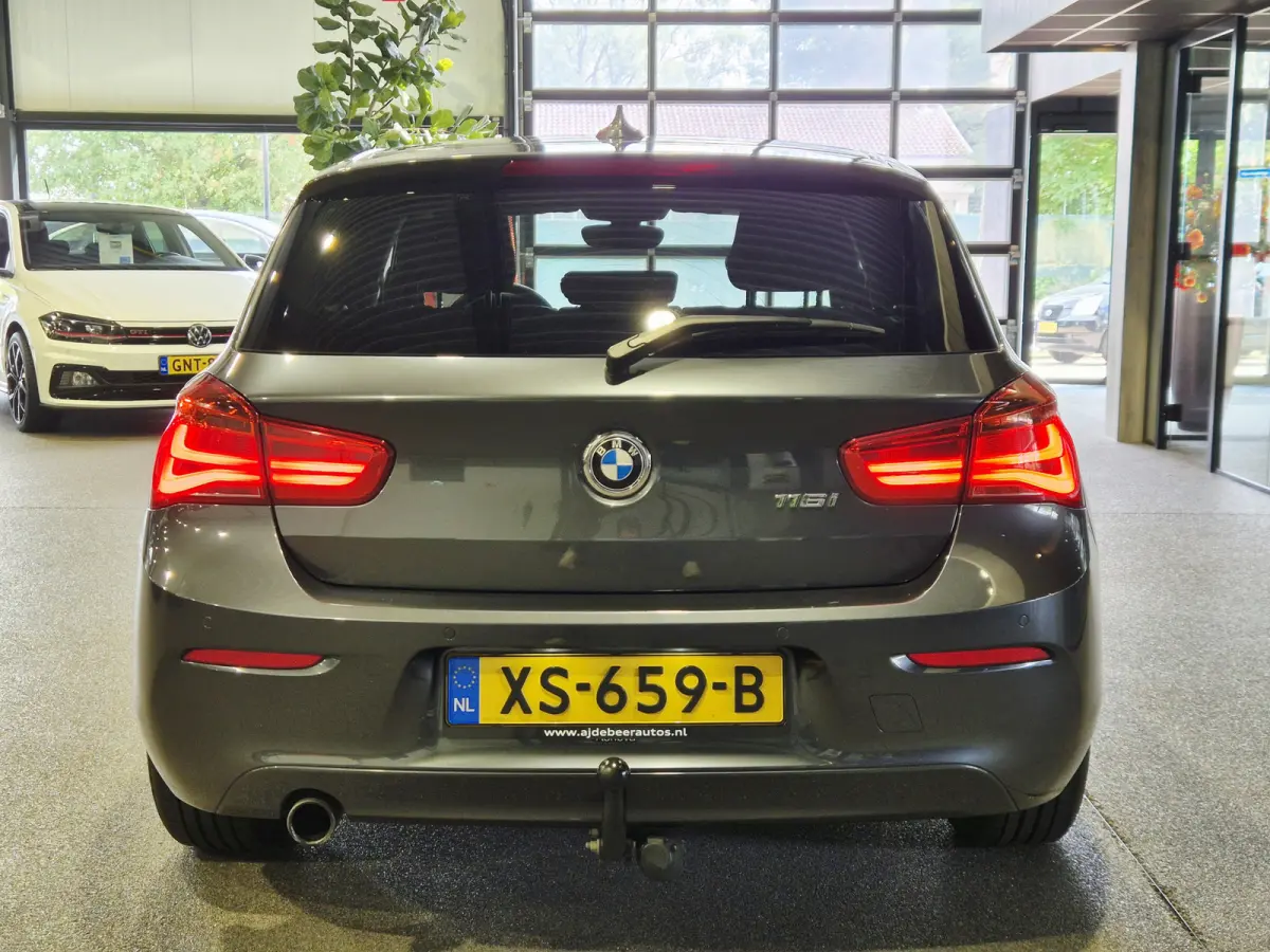 116i Executive Navigatie | Verw. stoelen| Sensoren | Trekhaak | Nette auto
