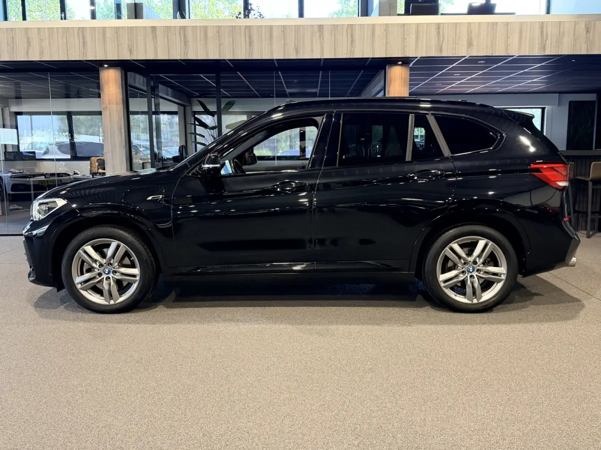 xDrive25e High Executive M-Sport | Panorama | HUD | Camera | Carplay