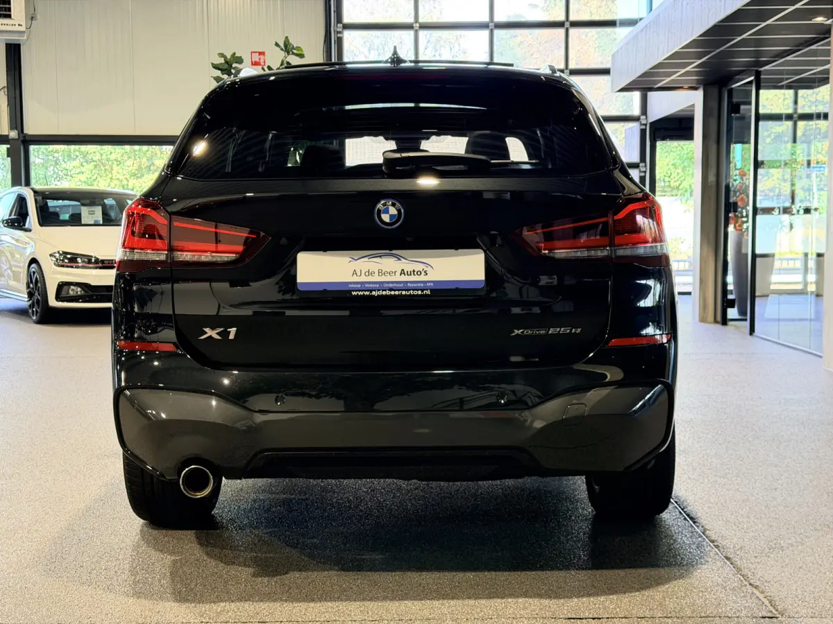 xDrive25e High Executive M-Sport | Panorama | HUD | Camera | Carplay