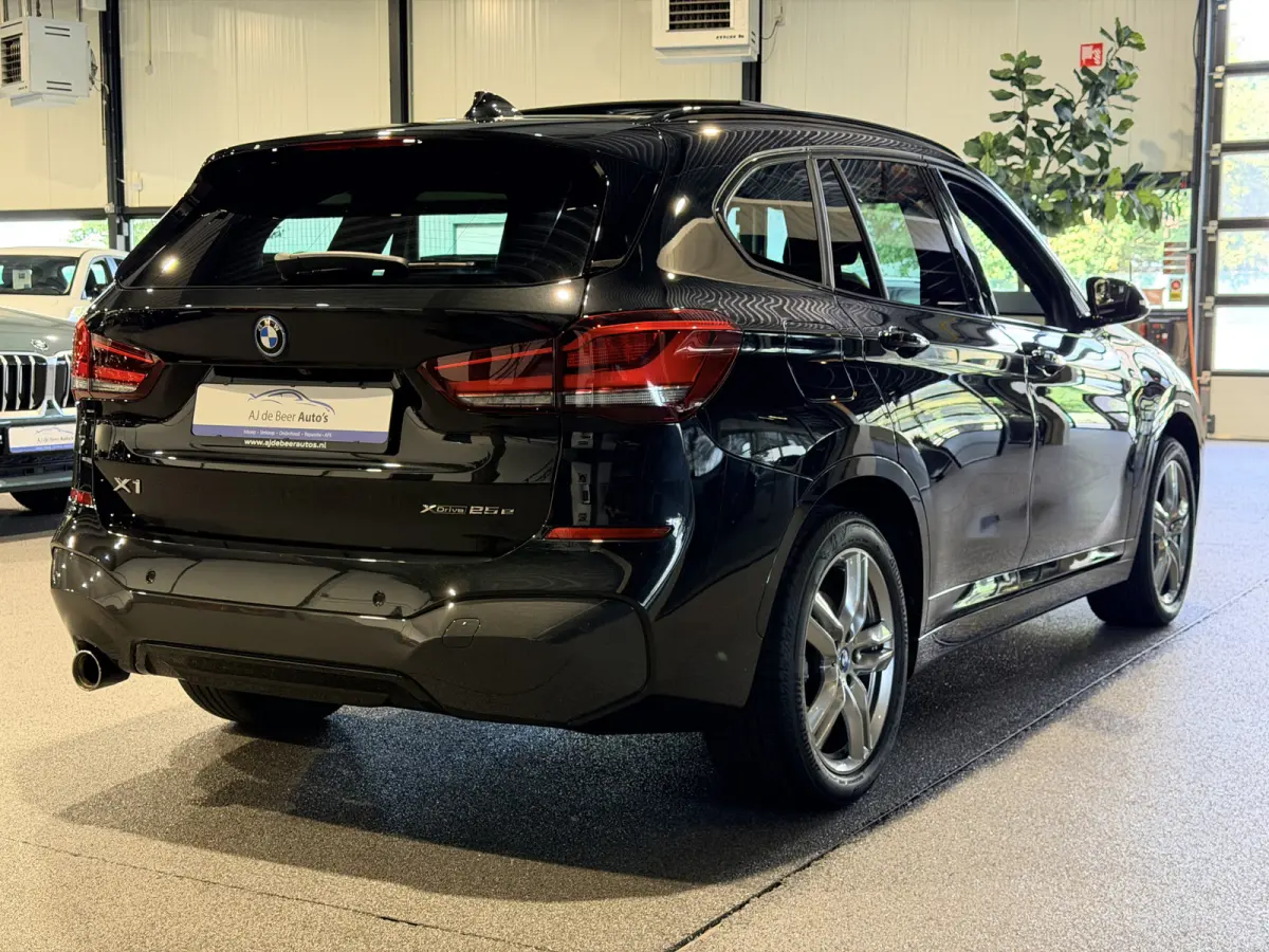 xDrive25e High Executive M-Sport | Panorama | HUD | Camera | Carplay