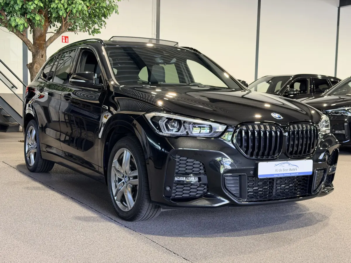 xDrive25e High Executive M-Sport | Panorama | HUD | Camera | Carplay