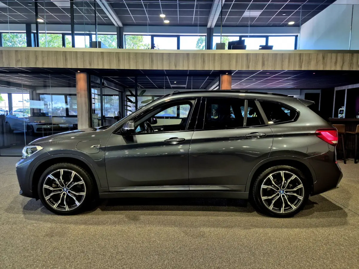 xDrive25e eDrive Edition M-Sport | Panorama | 19” | Camera | Electrische stoelen | CarPlay