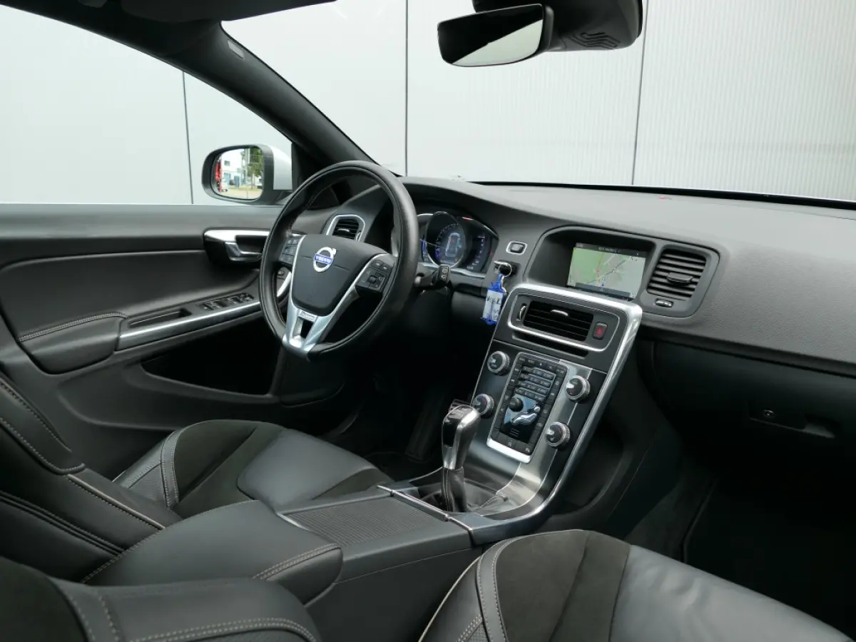 2.0 T3 R-Design Trekhaak / Xenon / Standkachel