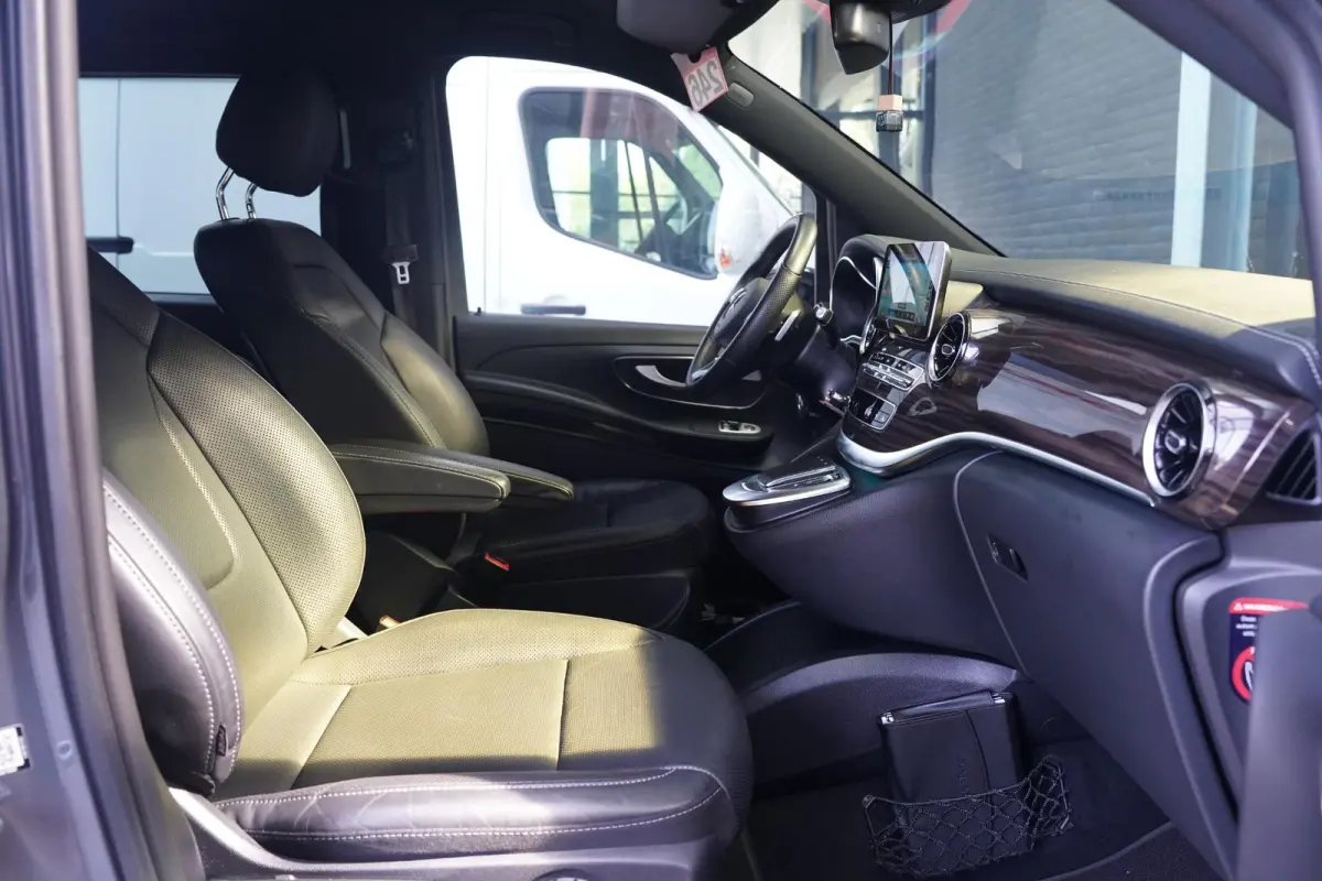 V-klasse 300d L3 AMG Line Airmatic, Burmester Sound, NAP, Distronic, Leder Zwart, LED Koplampen, 19" LMV, Trekhaak 2.500 kg, 5-Zits