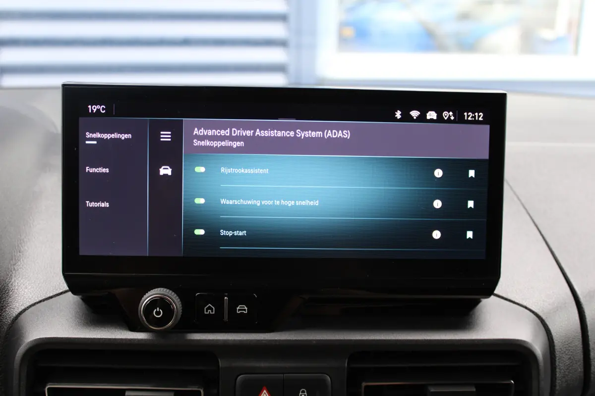 1.5 BlueHDi 130 PK |  10'' HD Radio NAV & DAB+ incl. Apple Carplay/Android Auto |  Elektrisch inklapbare verwarmde buitenspiegels |  Keyless entry