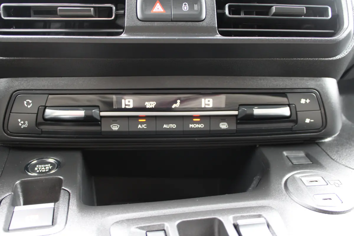 1.5 BlueHDi 130 PK |  10'' HD Radio NAV & DAB+ incl. Apple Carplay/Android Auto |  Elektrisch inklapbare verwarmde buitenspiegels |  Keyless entry