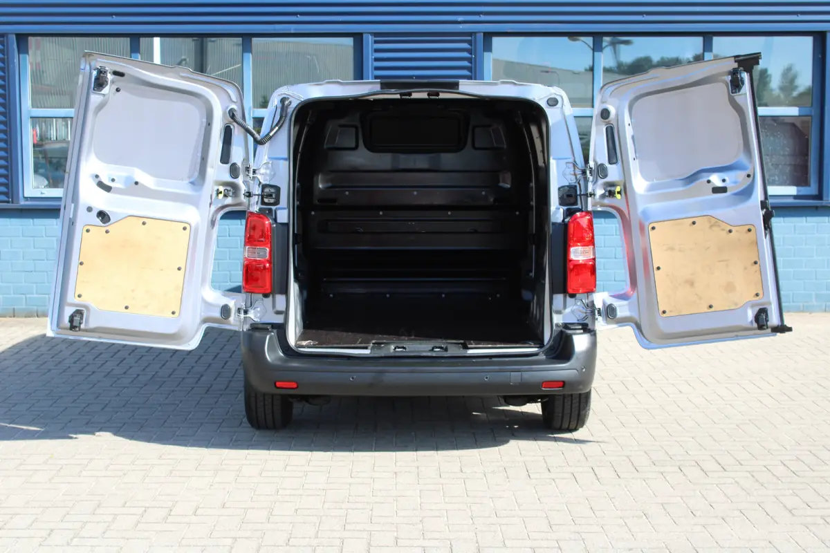 2.0 Diesel 145 L2 | 10" digitaal kleuren instrumentenpaneel | Airco | Betonplex laadvloer