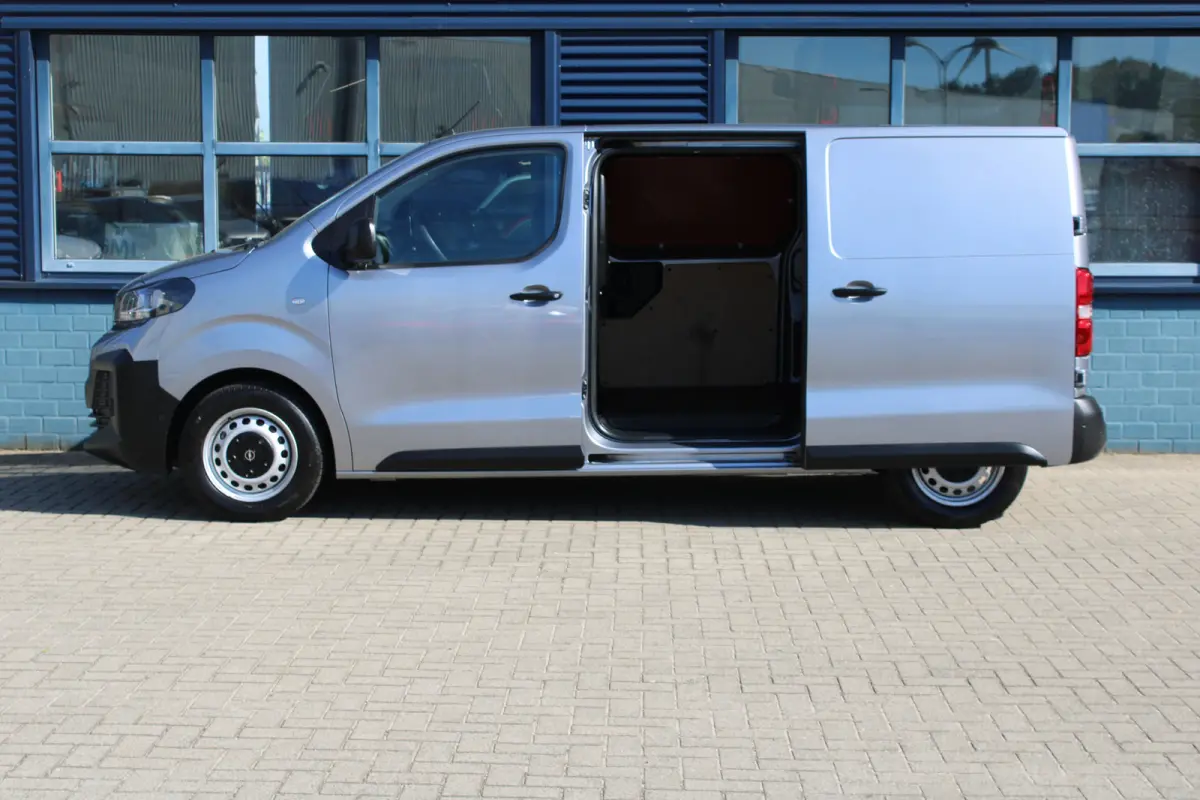2.0 Diesel 145 L2 | 10" digitaal kleuren instrumentenpaneel | Airco | Betonplex laadvloer