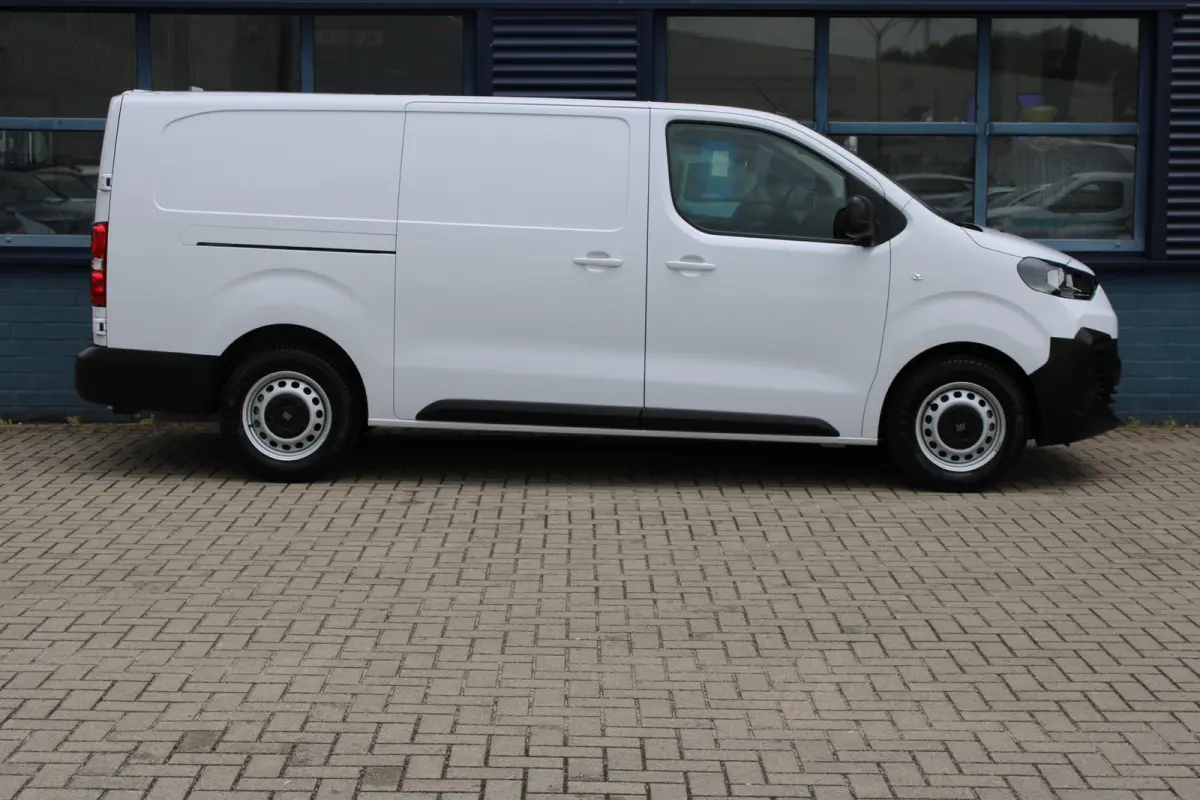 L3 2.0 145 PK |  DSV: digitale binnenspiegel met lateral side view |  Visiopark 180 achteruitrijcamera | 10" Multimedia 3D-kleuren touchscreen
