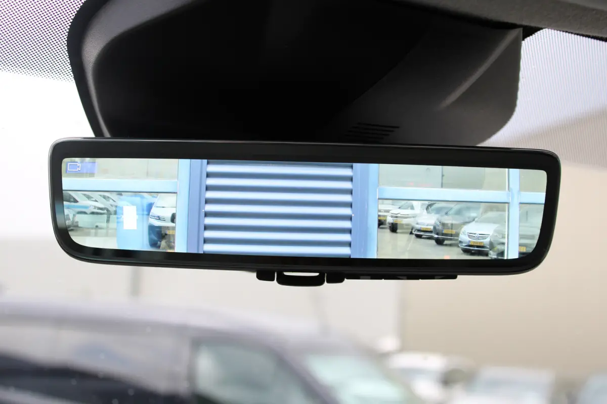 L3 2.0 145 PK |  DSV: digitale binnenspiegel met lateral side view |  Visiopark 180 achteruitrijcamera | 10" Multimedia 3D-kleuren touchscreen