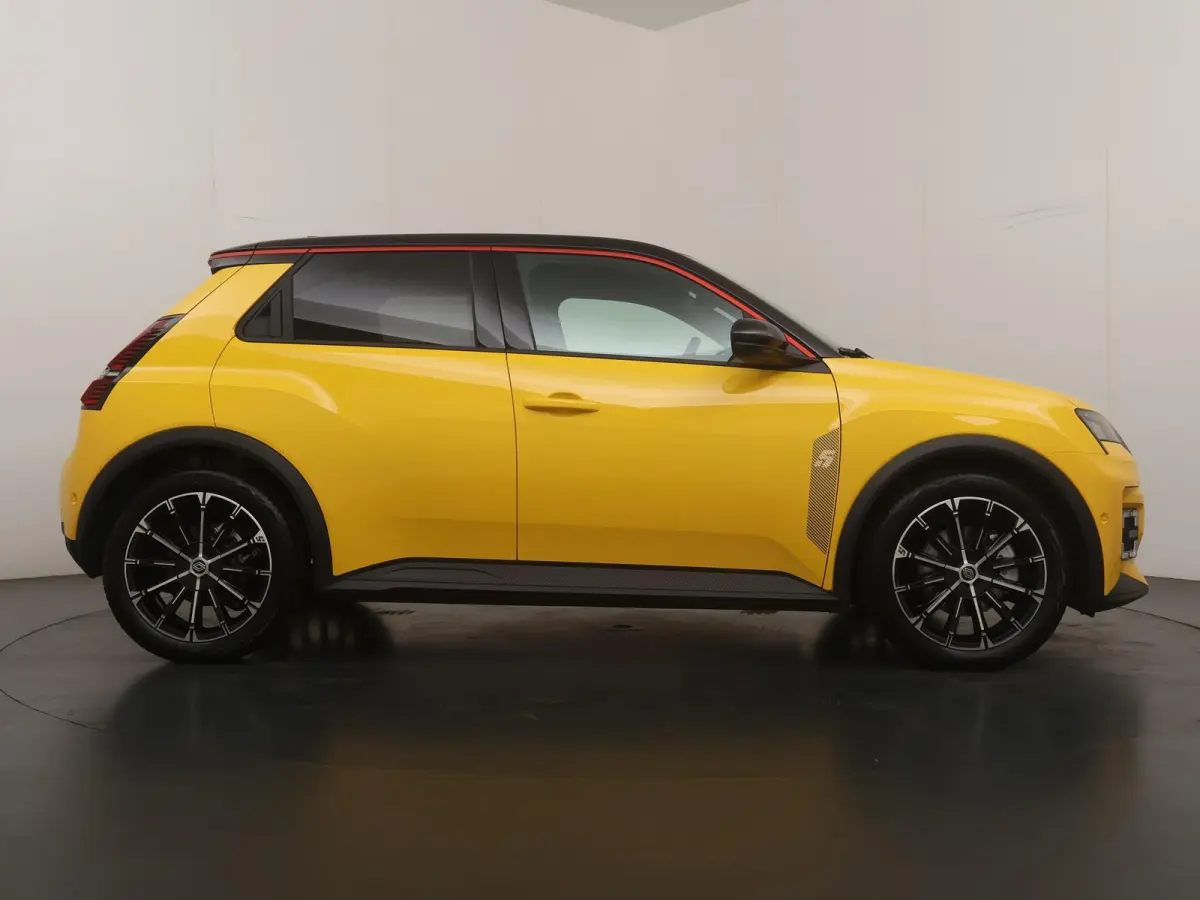 techno 150 pk comfort range | Private Lease vanaf €534! | pack advanced driving assist | pack winter | lichtmetalen wielen 18'' diamantées noir 'chrono' rouge |