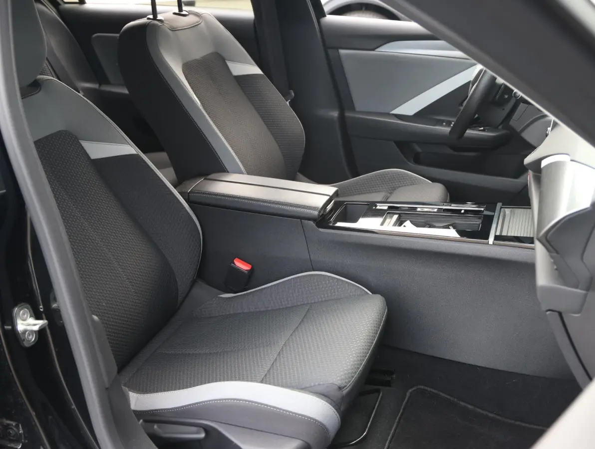 180pk Plug-In Hybrid Edition | 1ste eigenaar | Stuur/Stoelverwarming | Camera | LED lampen | Navigatie | AUTOMAAT