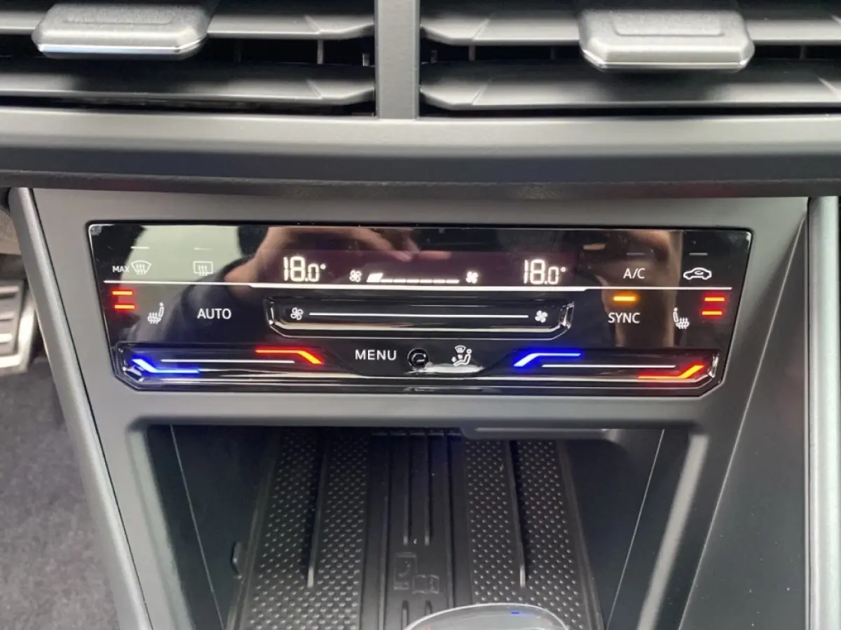 1.0 TSI DSG R-LINE PANO-DAK/ACC/STOELVERW/CAMERA/CARPLAY