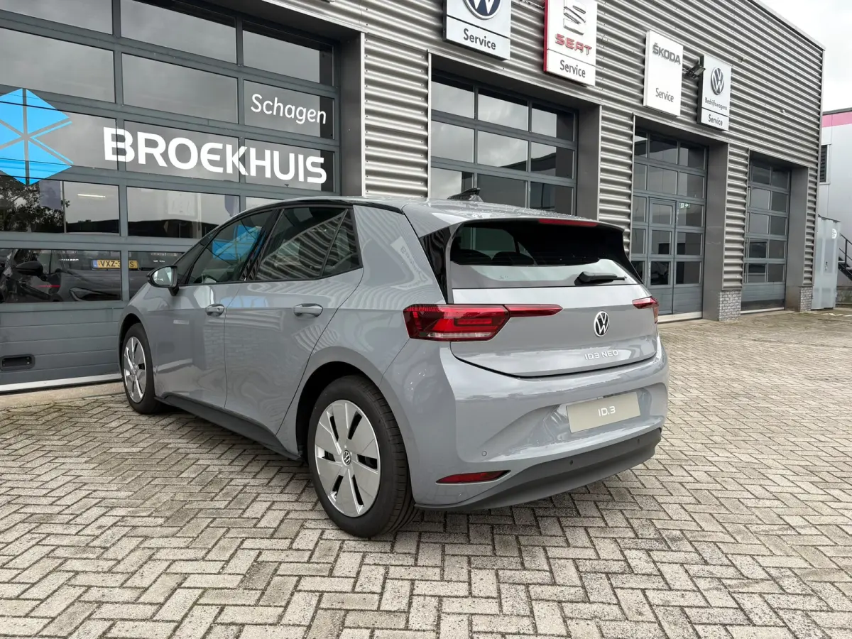 Trend | Automatische afstandsregeling (Adaptive Cruise Control) | Buitenspiegels elektrisch instel-, verwarm- en inklapbaar | Koplampverlichting LED