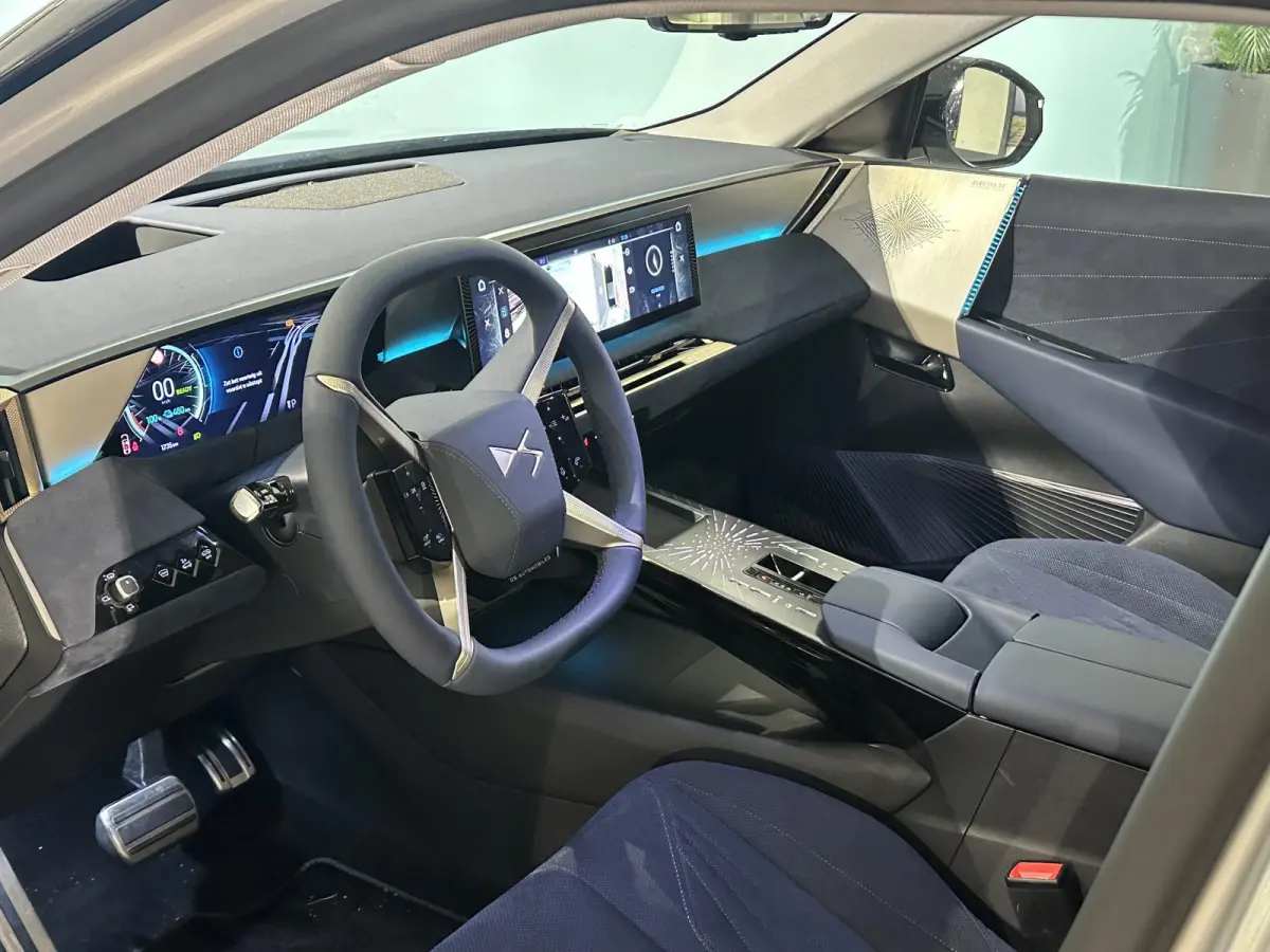 Étoile Absolute Comfort Tech 74 kWh 360° | ALCANTARA STOELEN MEMORY | HEAD-UP DISPLAY | FOCAL AUDIO | BOM VOL!