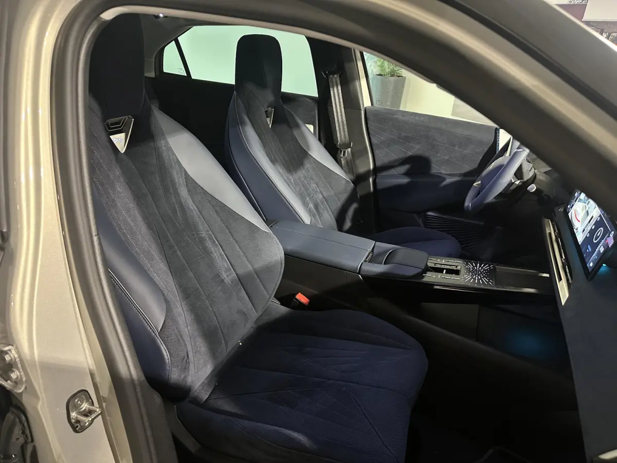 Étoile Absolute Comfort Tech 74 kWh 360° | ALCANTARA STOELEN MEMORY | HEAD-UP DISPLAY | FOCAL AUDIO | BOM VOL!