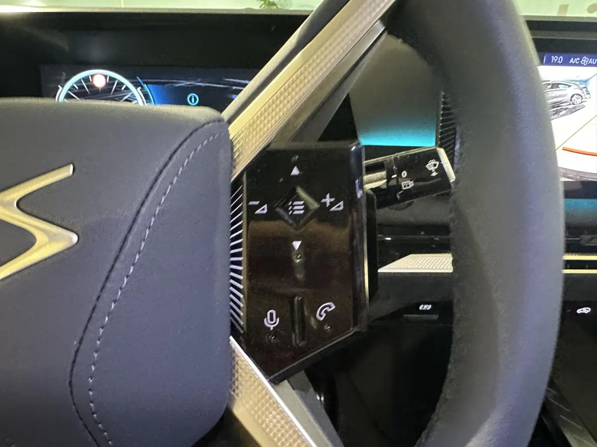 Étoile Absolute Comfort Tech 74 kWh 360° | ALCANTARA STOELEN MEMORY | HEAD-UP DISPLAY | FOCAL AUDIO | BOM VOL!