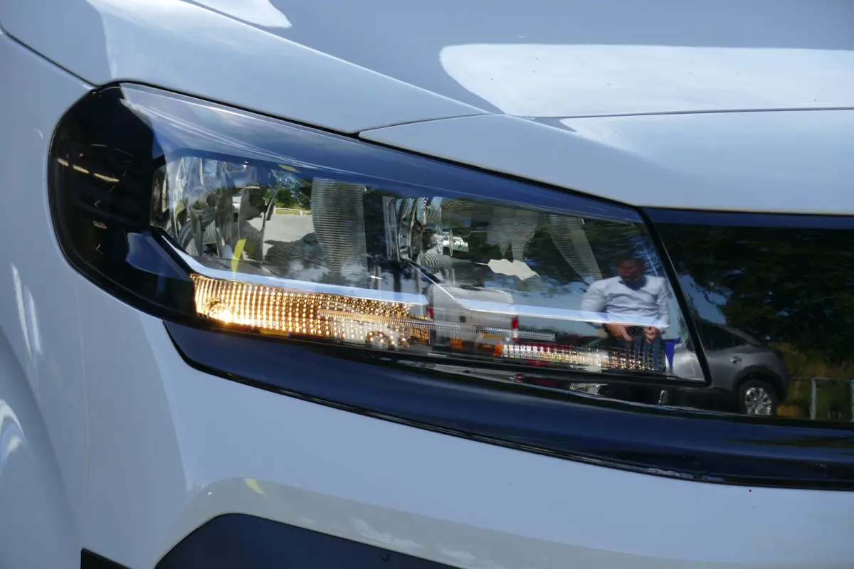 2.0 DIESEL 145PK L2H1 / CAMERA / STOEL-STUURVERWARMING / 3-ZITS / BETIMMERING / NAVI / AIRCO / LED / PDC / BLUETOOTH / CRUISECONTROL / 1E EIGENAAR / SCHITTERENDE STAAT !!
