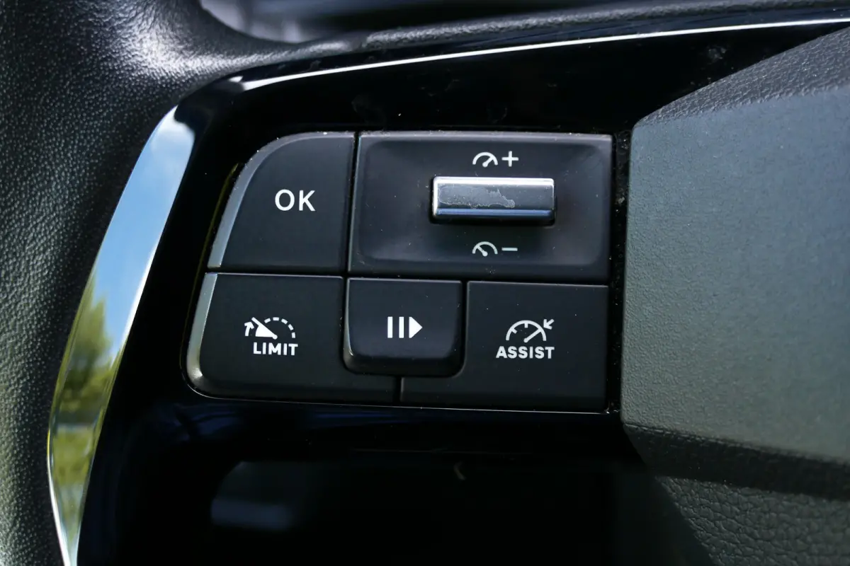 2.0 DIESEL 145PK L2H1 / CAMERA / STOEL-STUURVERWARMING / 3-ZITS / BETIMMERING / NAVI / AIRCO / LED / PDC / BLUETOOTH / CRUISECONTROL / 1E EIGENAAR / SCHITTERENDE STAAT !!