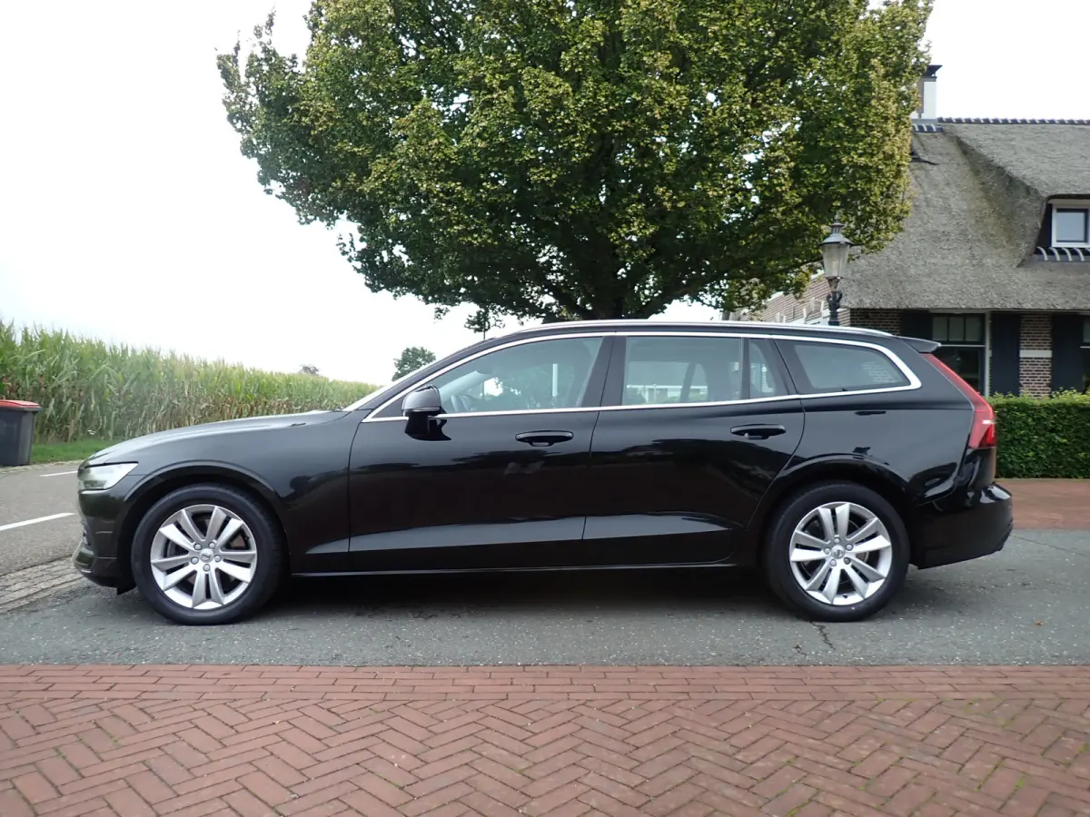 2.0 B3 Momentum ACC / CARPLAY / CAMERA / STOEL + STUUR VERWARMING / KEYLESS