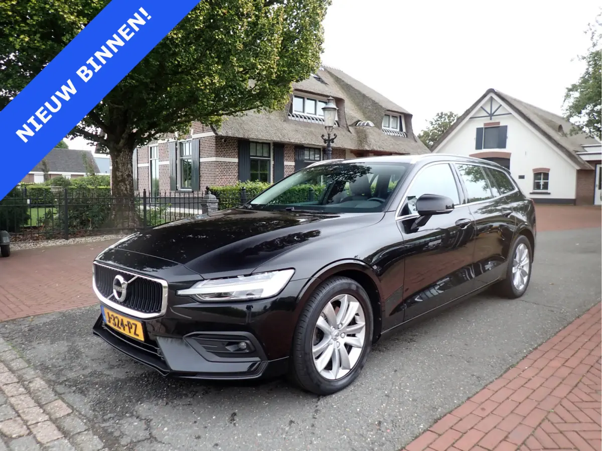 2.0 B3 Momentum ACC / CARPLAY / CAMERA / STOEL + STUUR VERWARMING / KEYLESS