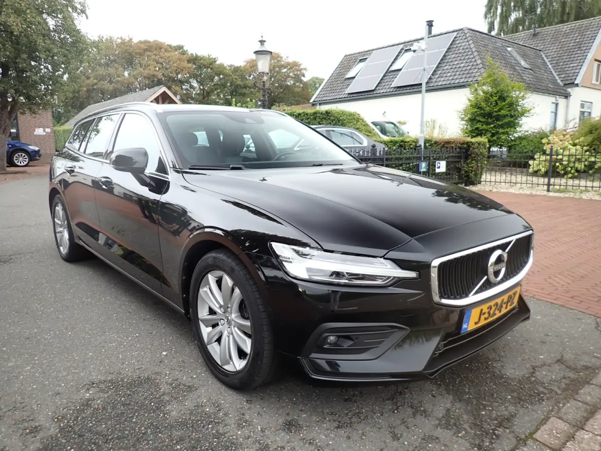 2.0 B3 Momentum ACC / CARPLAY / CAMERA / STOEL + STUUR VERWARMING / KEYLESS