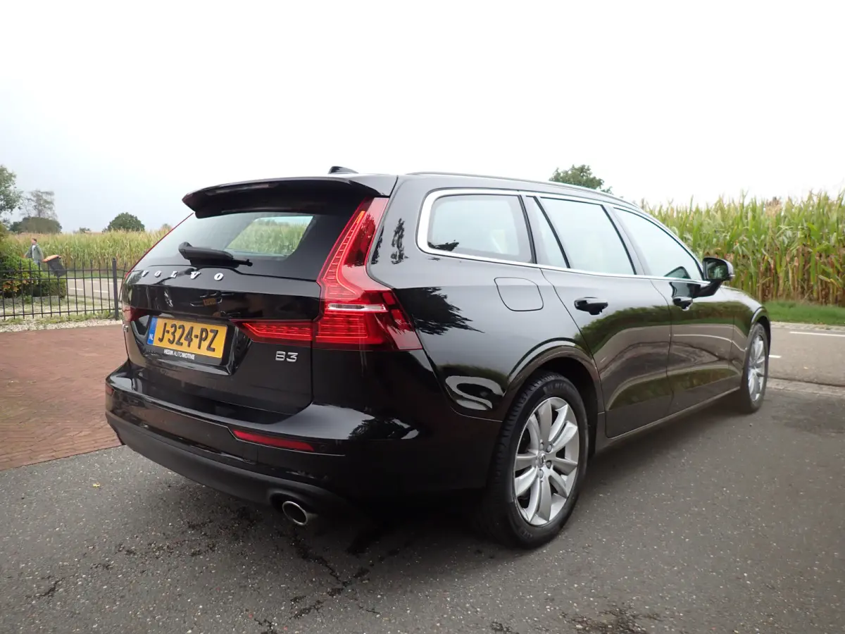 2.0 B3 Momentum ACC / CARPLAY / CAMERA / STOEL + STUUR VERWARMING / KEYLESS
