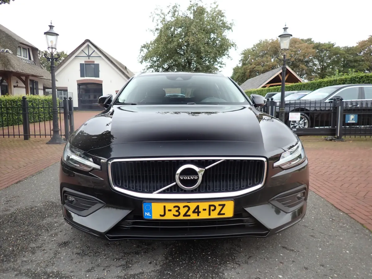2.0 B3 Momentum ACC / CARPLAY / CAMERA / STOEL + STUUR VERWARMING / KEYLESS