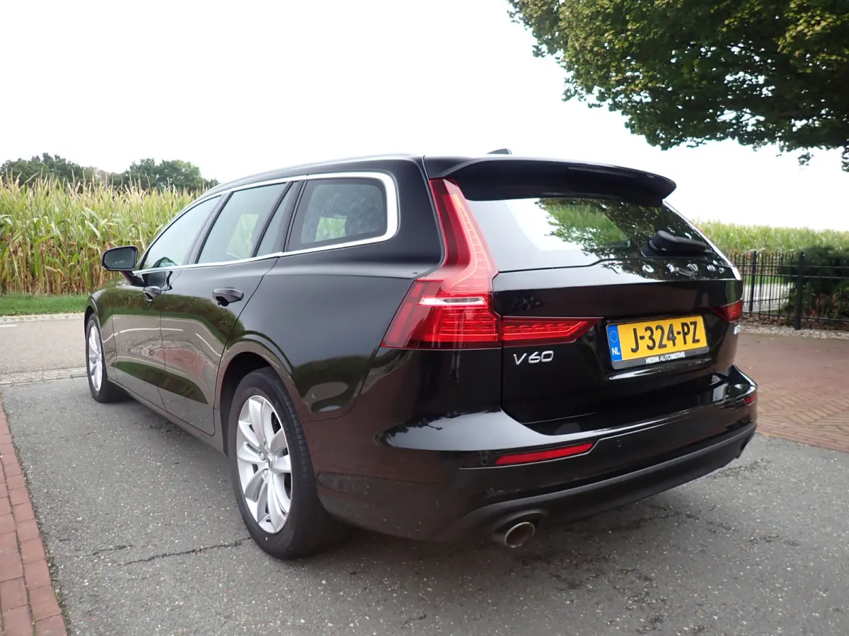 2.0 B3 Momentum ACC / CARPLAY / CAMERA / STOEL + STUUR VERWARMING / KEYLESS