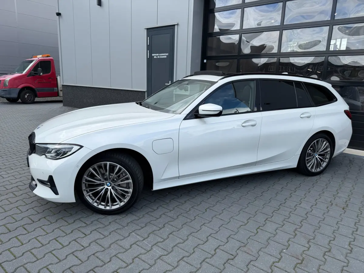330e xDrive High Executive LASER Panoramadak trekhaak