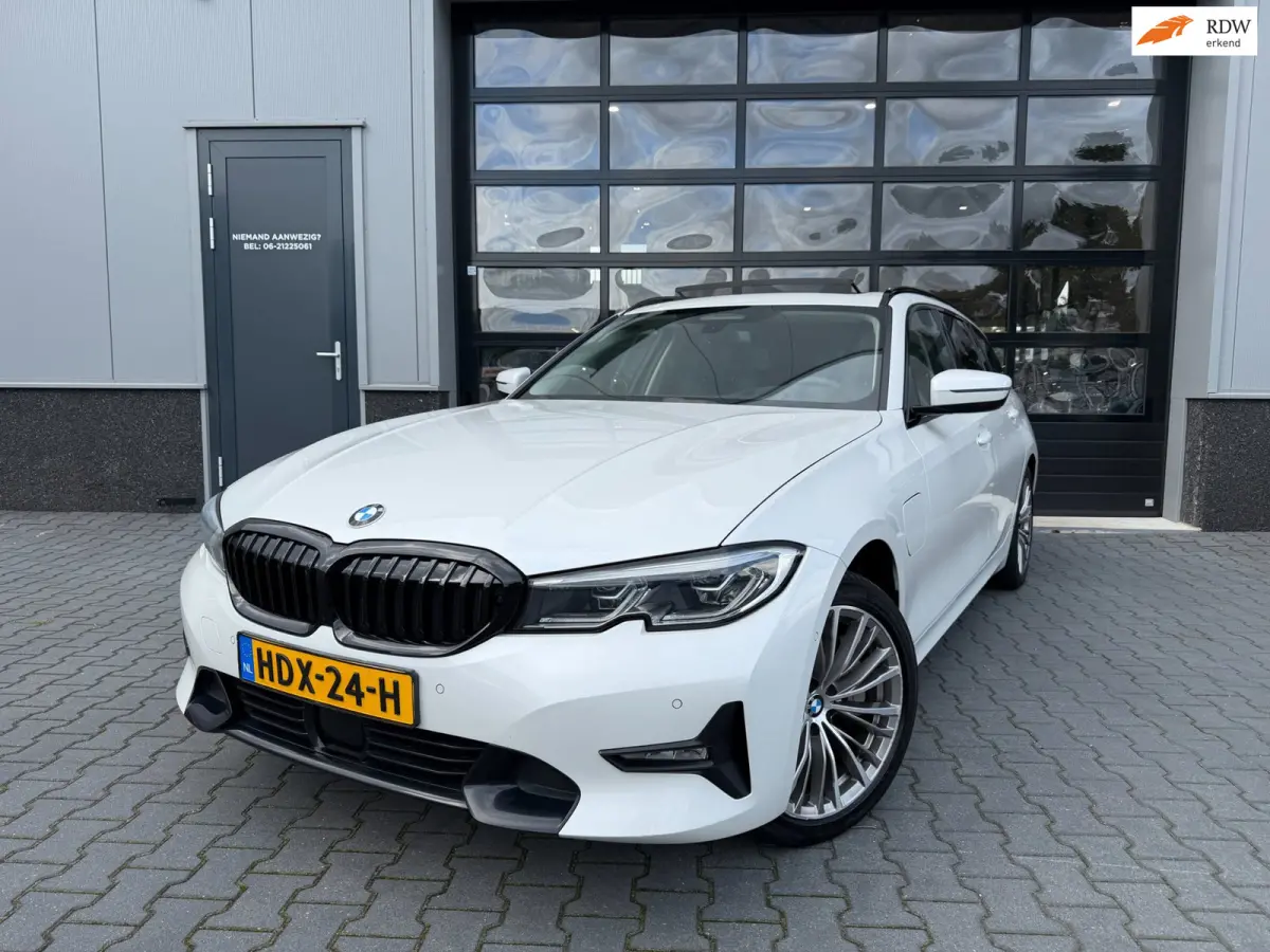 330e xDrive High Executive LASER Panoramadak trekhaak
