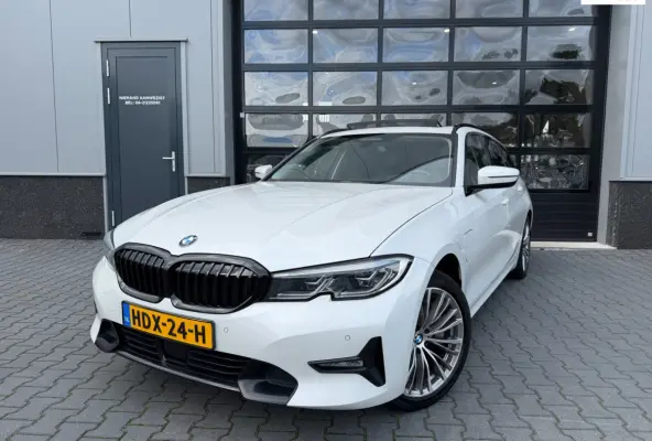330e xDrive High Executive LASER Panoramadak trekhaak