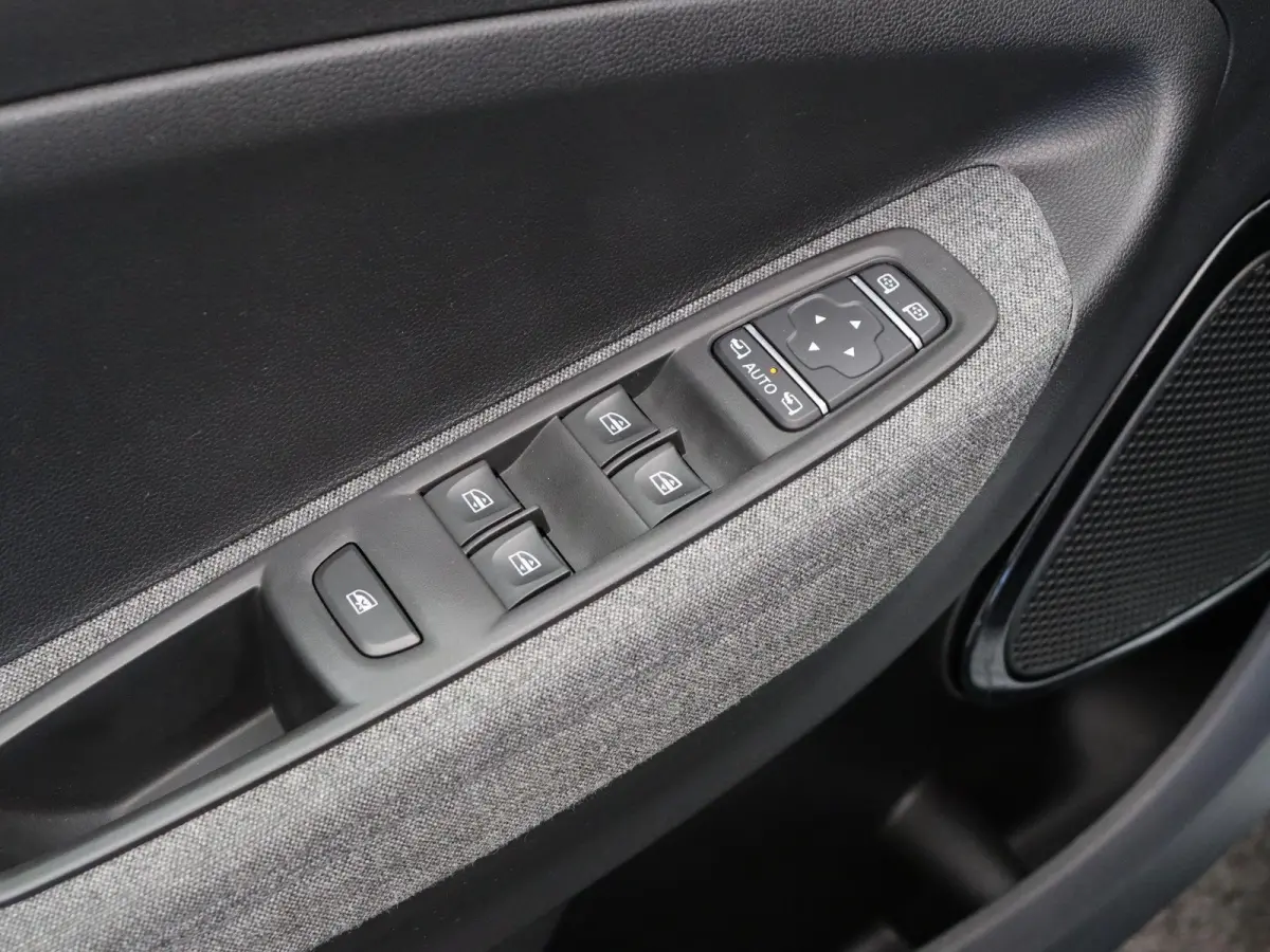R135 Intens 52 kWh | Achteruitrijcamera | Navigatie | Cruise control | LED verlichting | Dodehoek detectie | Parkeersensoren |